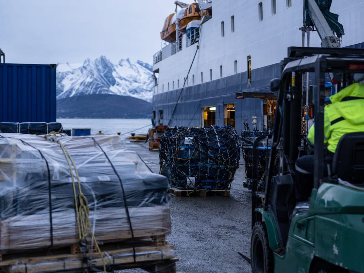 Carga de pallets junto a un buque de expedición — turismo y logística antártica